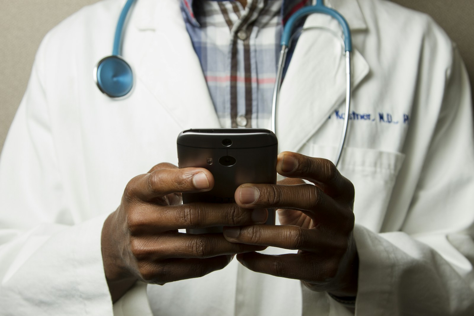 Professionnel de santé utilisant un outil numérique