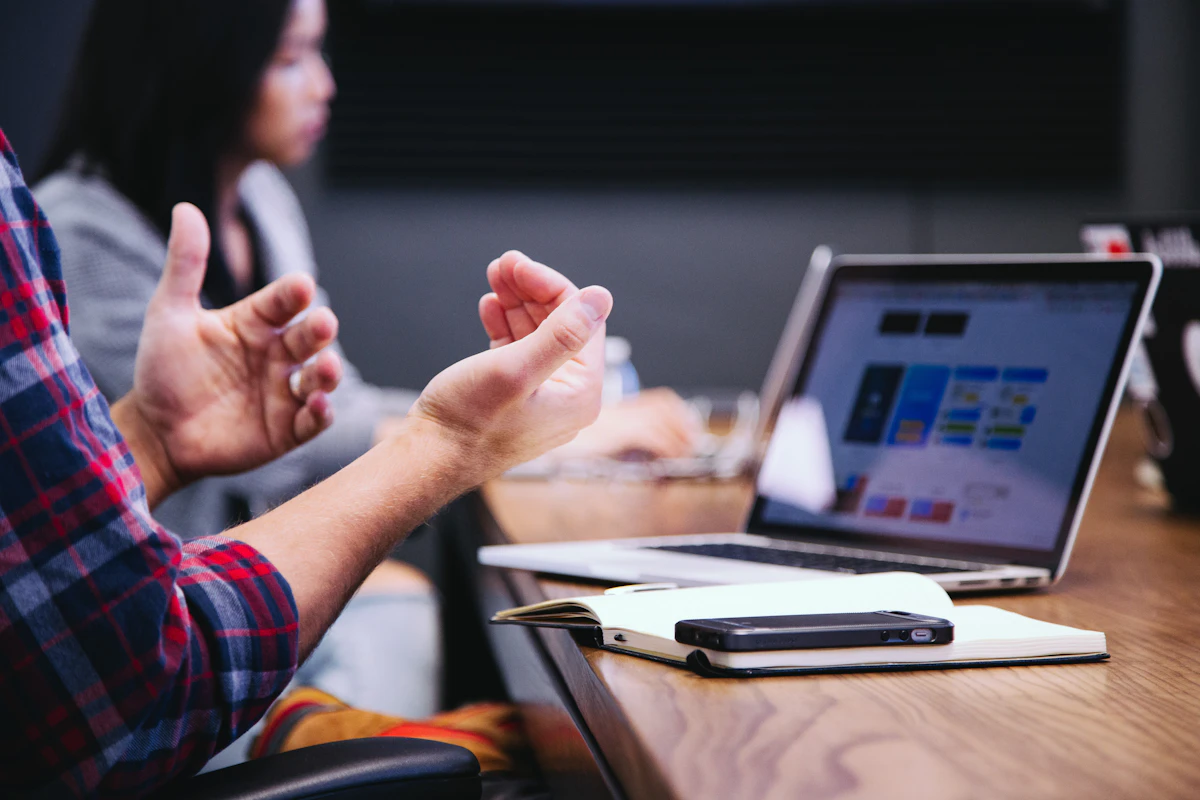 Équipe collaborant avec des outils numériques en entreprise