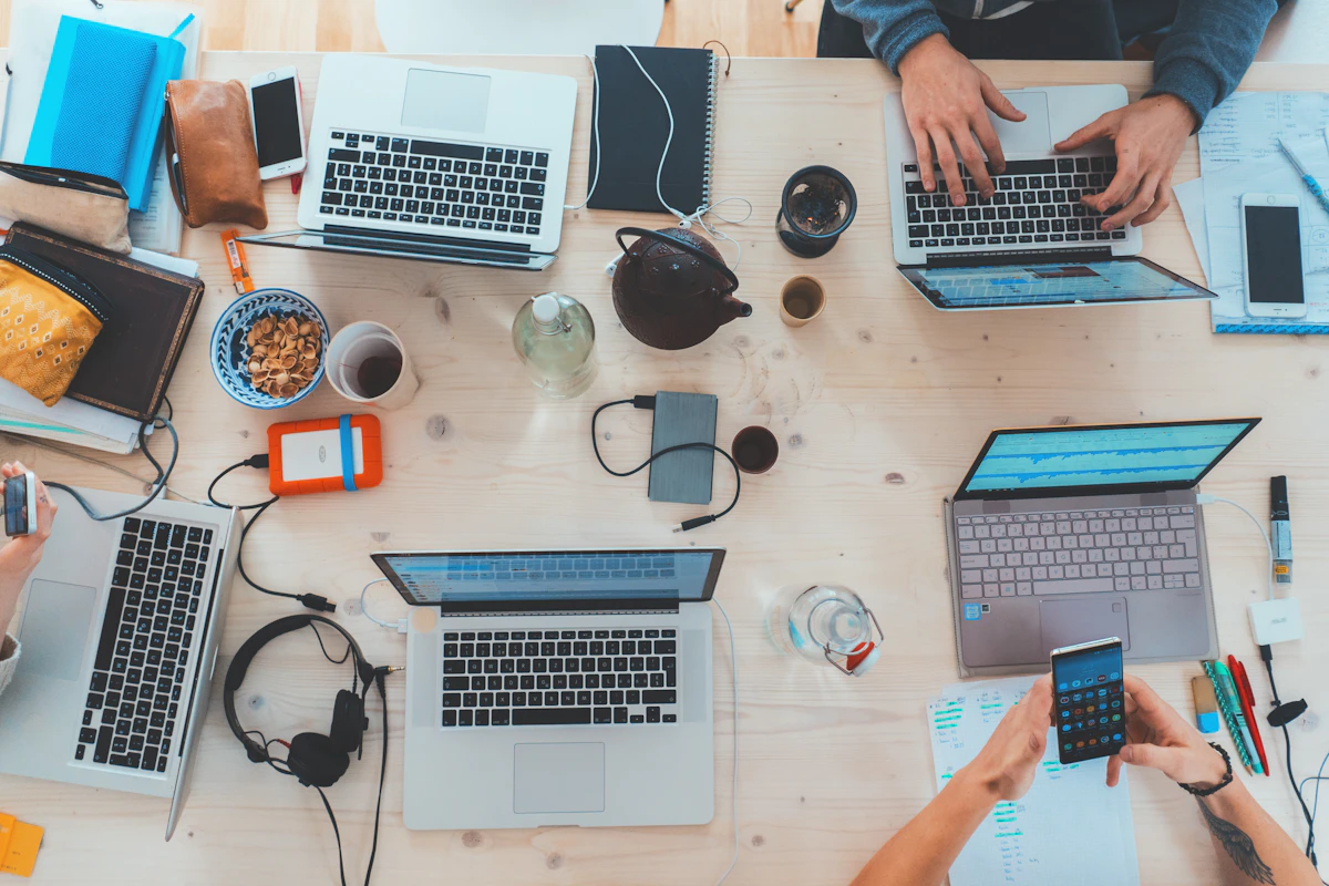 Équipe travaillant sur ordinateurs pour intégrer un ERP