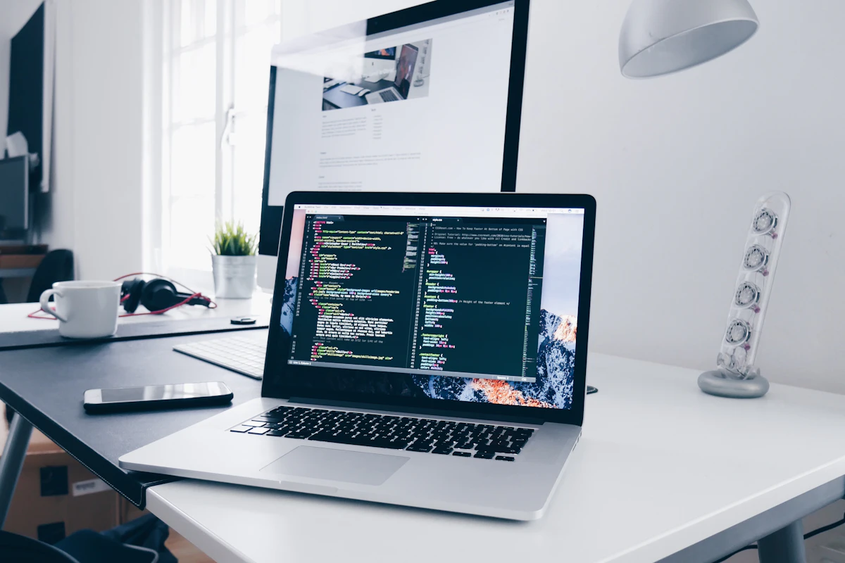 Équipe utilisant des ordinateurs dans un espace de travail organisé