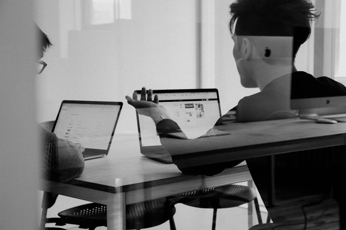 Équipe appliquant une méthodologie de travail collaborative