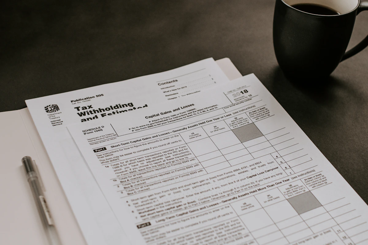 Calculatrice, formulaires et documents comptables sur un bureau