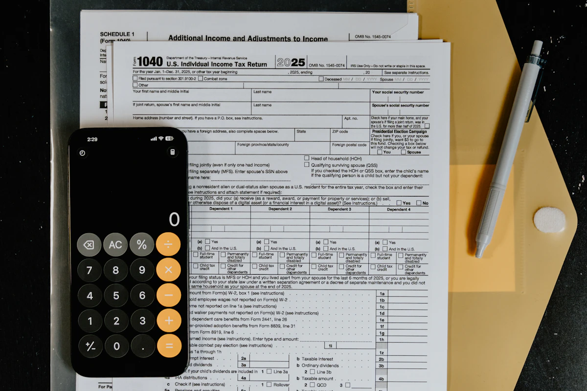 Documents fiscaux, calculatrice et stylo préparés pour contrôle