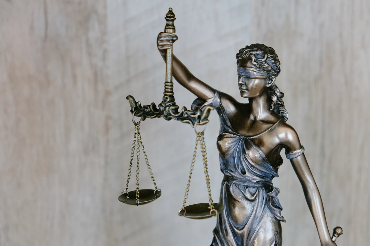 Statue de la justice symbolisant le conseil juridique