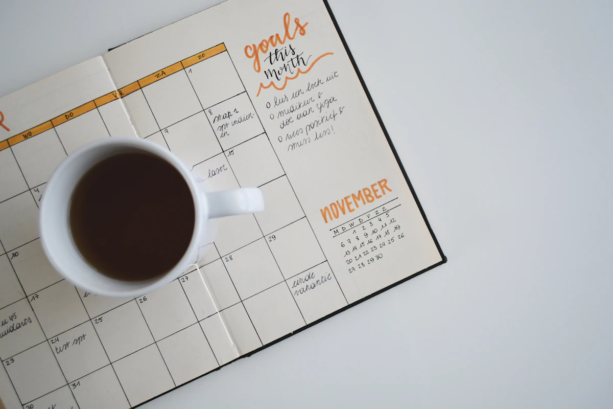 Planning et documents de gestion administrative sur un bureau