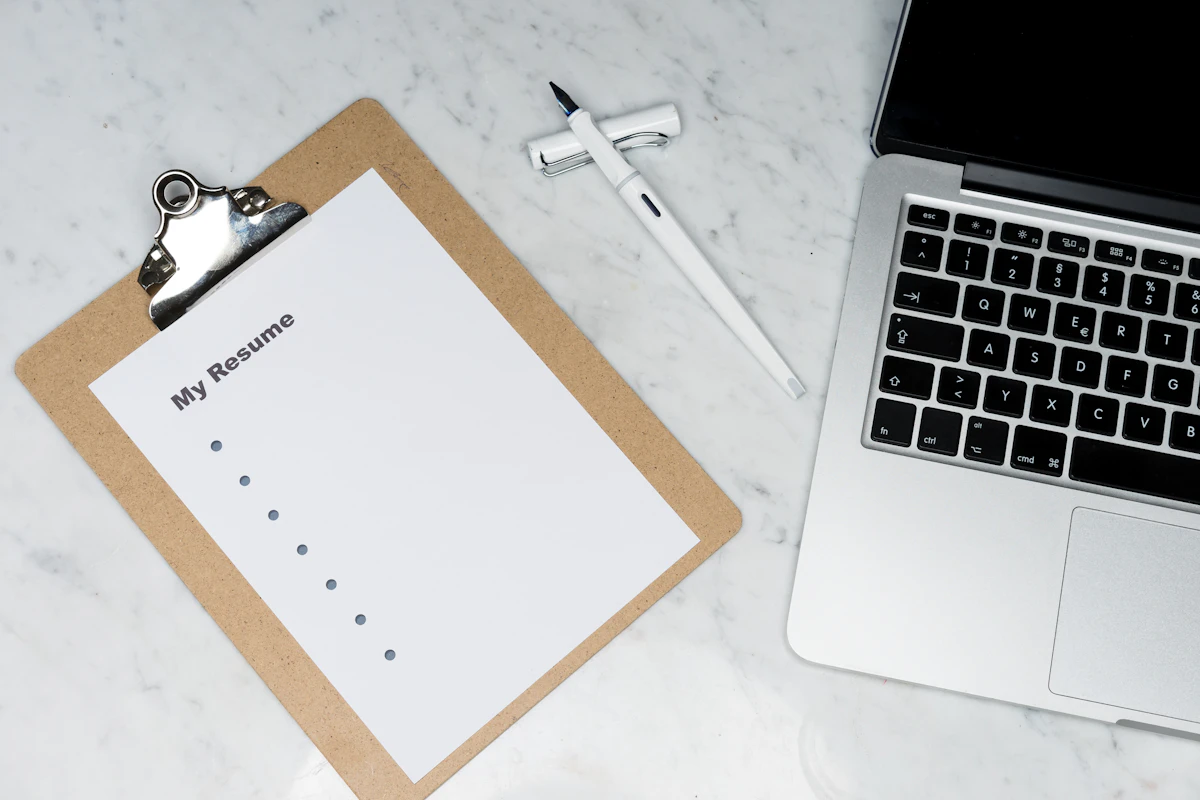 Documents et ordinateur pour une formation en gestion administrative et comptable