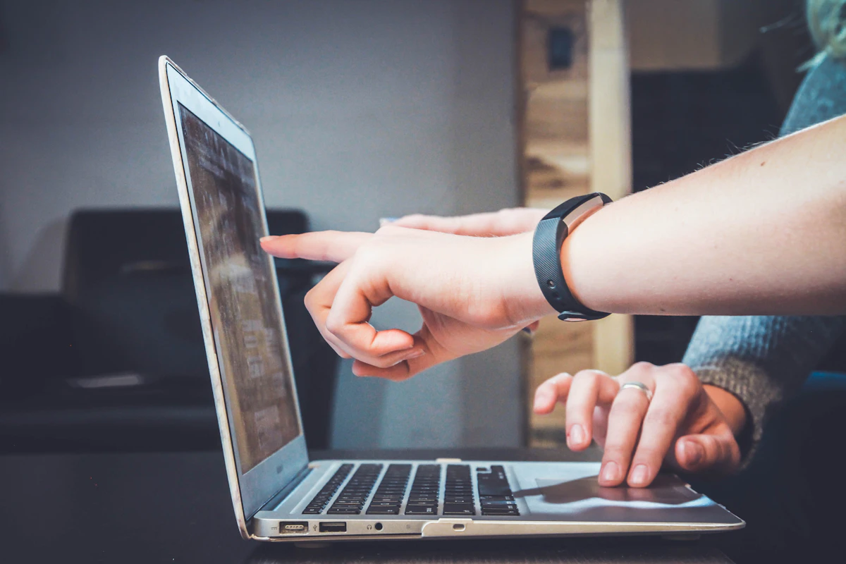 Professionnels utilisant un ordinateur pour une formation à l’intelligence artificielle