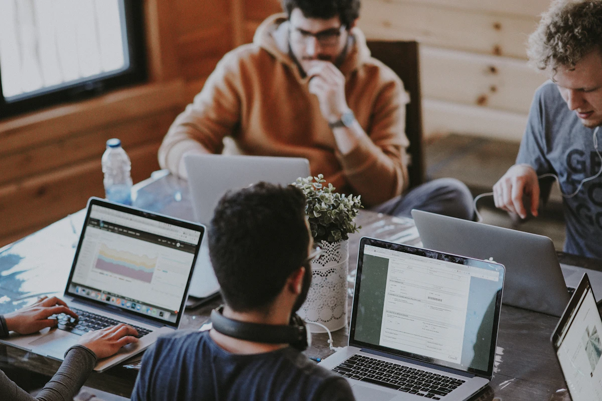 Équipe en atelier pour une formation au management opérationnel