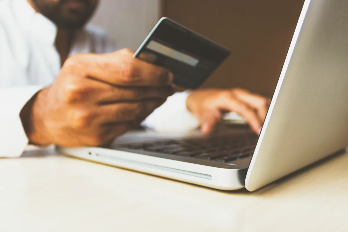 Paiement professionnel par carte illustrant l’organisation fiscale conforme