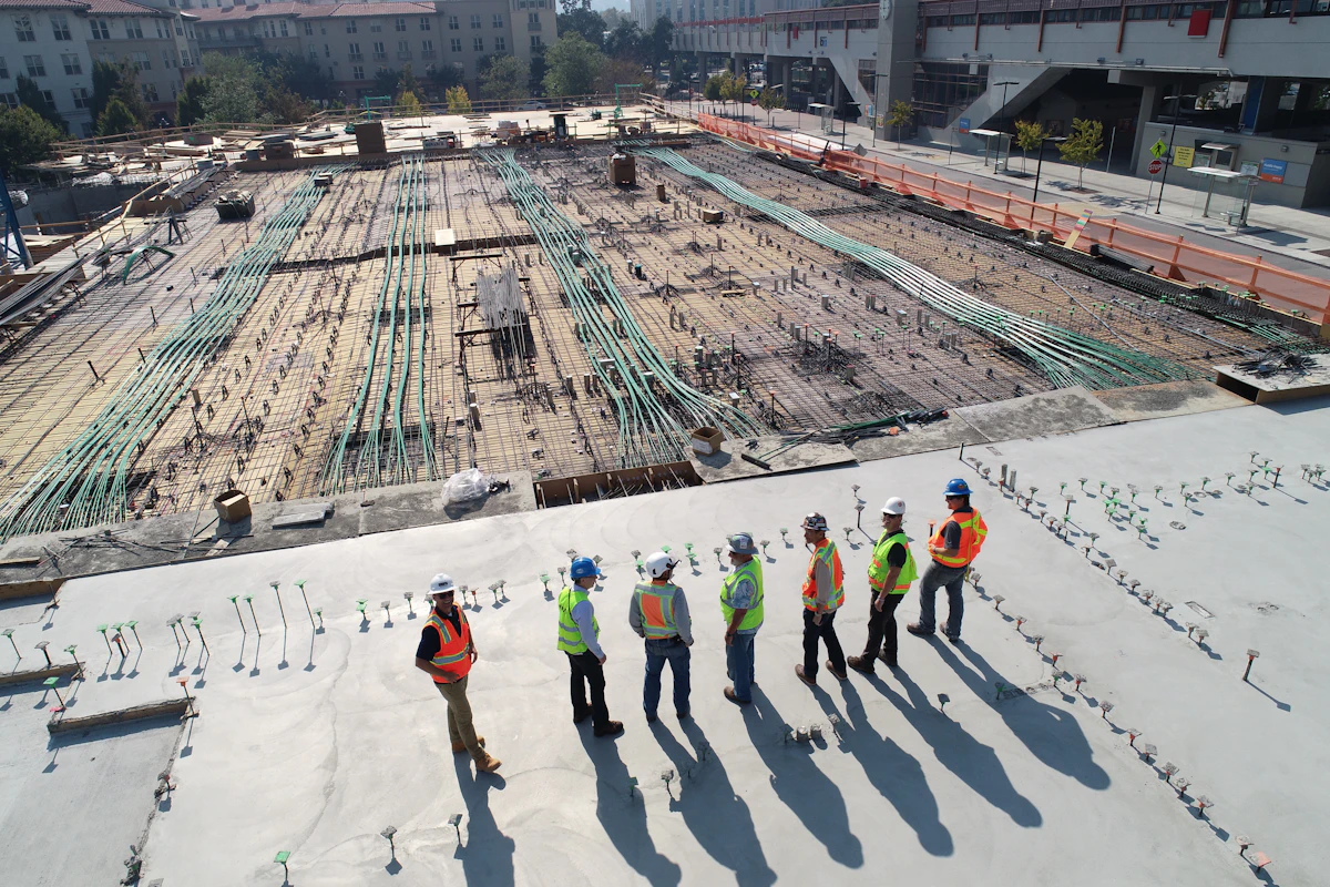 Équipe de chantier réunie pour une formation QHSE et sécurité